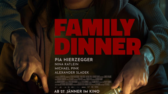 Filmplakat für Family Dinner mit zwei Frauen, eine jüngere sitzt missmutig und hält ein Messer zum Essen, die ältere Frau umarmt sie von hinten, beide an einem gedeckten Tisch mit Kerzen und Essen, Titel in großen roten Buchstaben und Lobpreisungen von Filmfestivals im Hintergrund