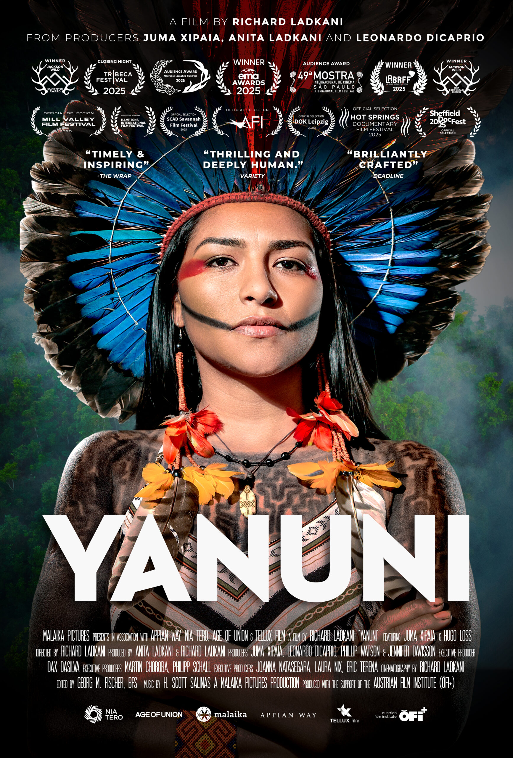 Indigene Frau mit traditionellem Kopfschmuck und Gesichtsbemalung vor schwarzem Hintergrund, Filmtitel „Yanuni“ im Vordergrund.