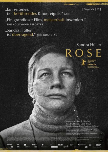 Filmposter von „Rose“ mit dem Gesicht einer Frau im Vordergrund, gelbem Titeltext und lobenden Zitaten in Deutsch und Englisch.