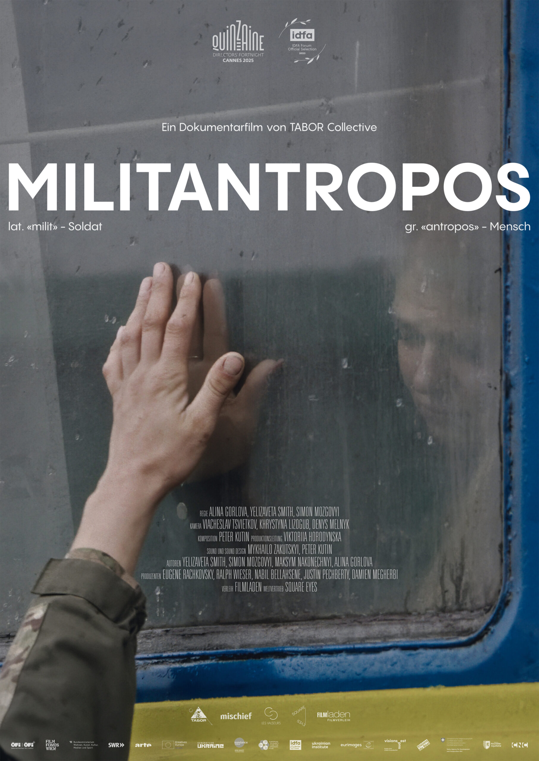 Eine Hand berührt das Fenster eines alten Zuges, im Hintergrund ist verschwommen ein Gesicht zu sehen; darüber der Filmtitel "Militantropos".