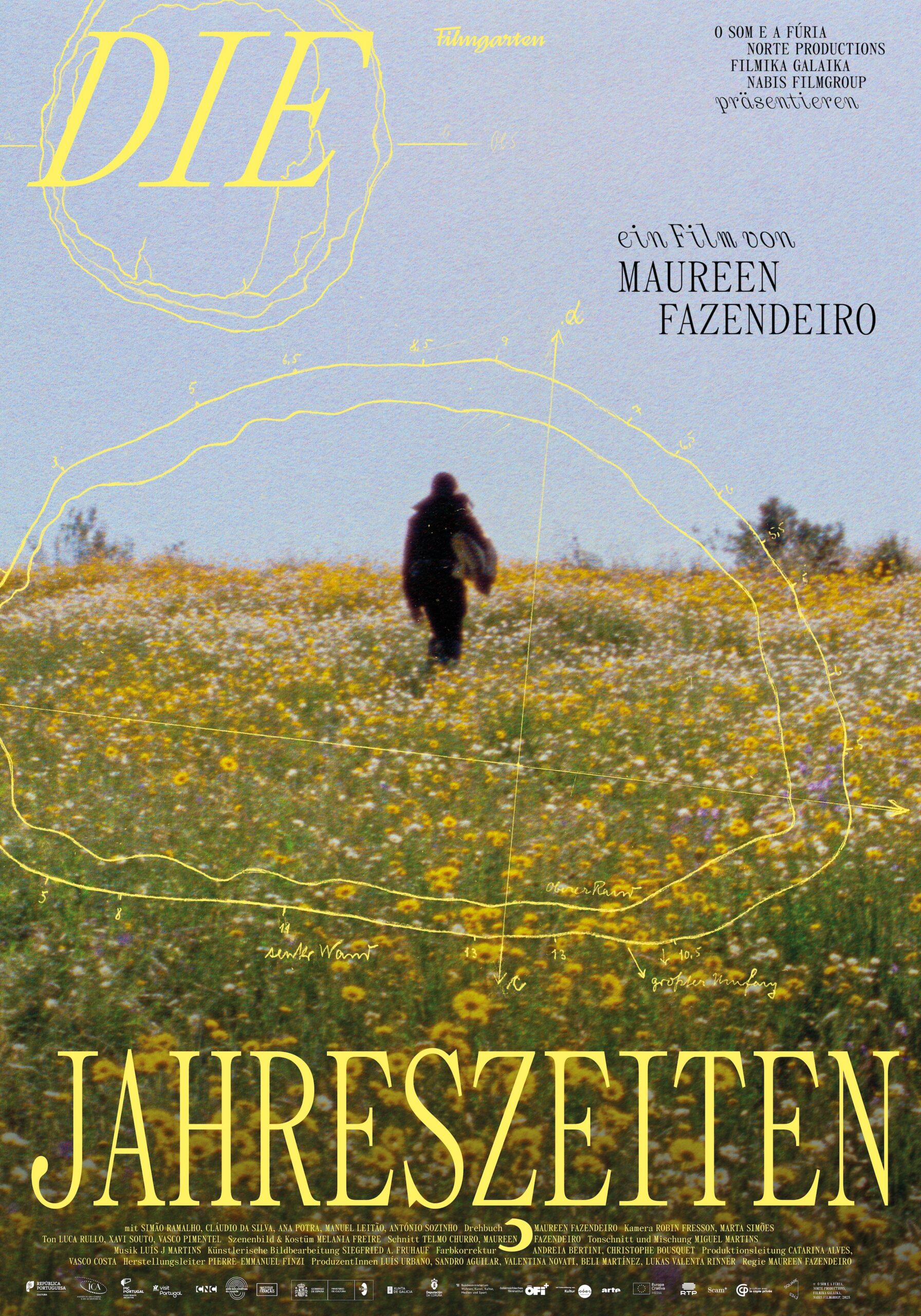 Eine Person geht durch ein weites Feld voller gelber Blumen, darüber Filmtitel und handgeschriebene Elemente in Gelb und Schwarz.