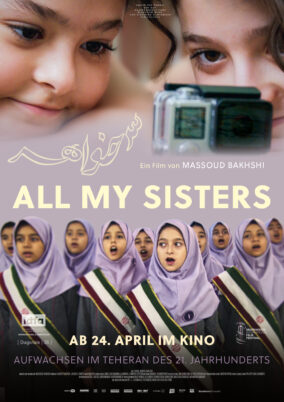 Filmplakat zu „All My Sisters“ zeigt Nahaufnahmen junger Mädchen mit Kopftuch, darunter eine Gruppe singender Schülerinnen.