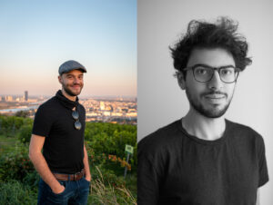 Zwei junge Männer, jeweils im Porträt: Links steht ein Mann mit Schirmmütze, Bart und schwarzem T-Shirt in einer Landschaft mit Stadtblick im Hintergrund, rechts ein schwarz-weißes Porträt eines Mannes mit Brille, lockigem Haar und ebenfalls schwarzem T-Shirt vor neutralem Hintergrund.