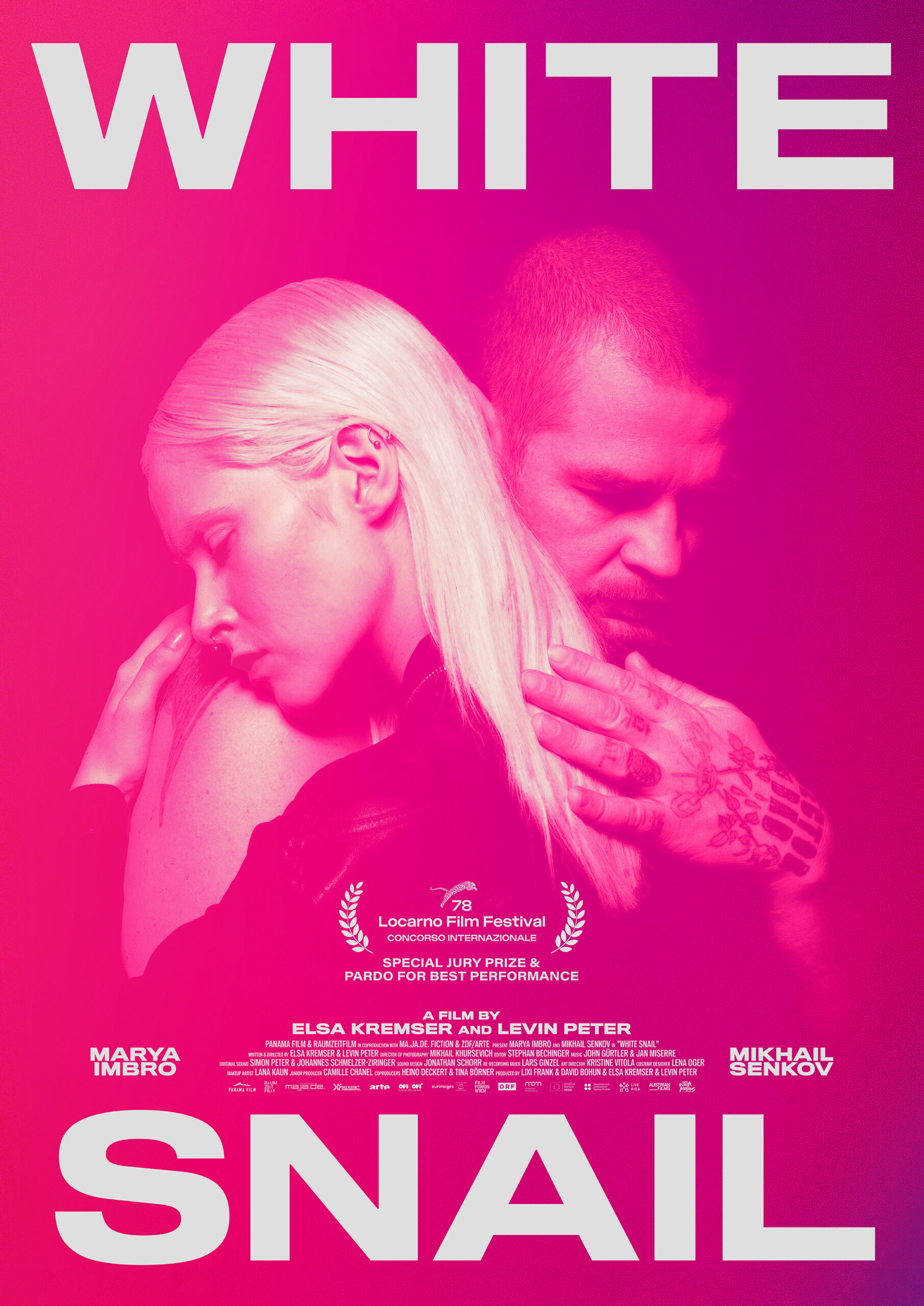 Plakat des Films "White Snail" mit zwei eng umarmten Personen, die in pinkem Licht getaucht sind; eine Frau mit platinblondem Haar im Vordergrund und ein tätowierter Mann im Hintergrund, Film- und Festivaltitel im Großformat.