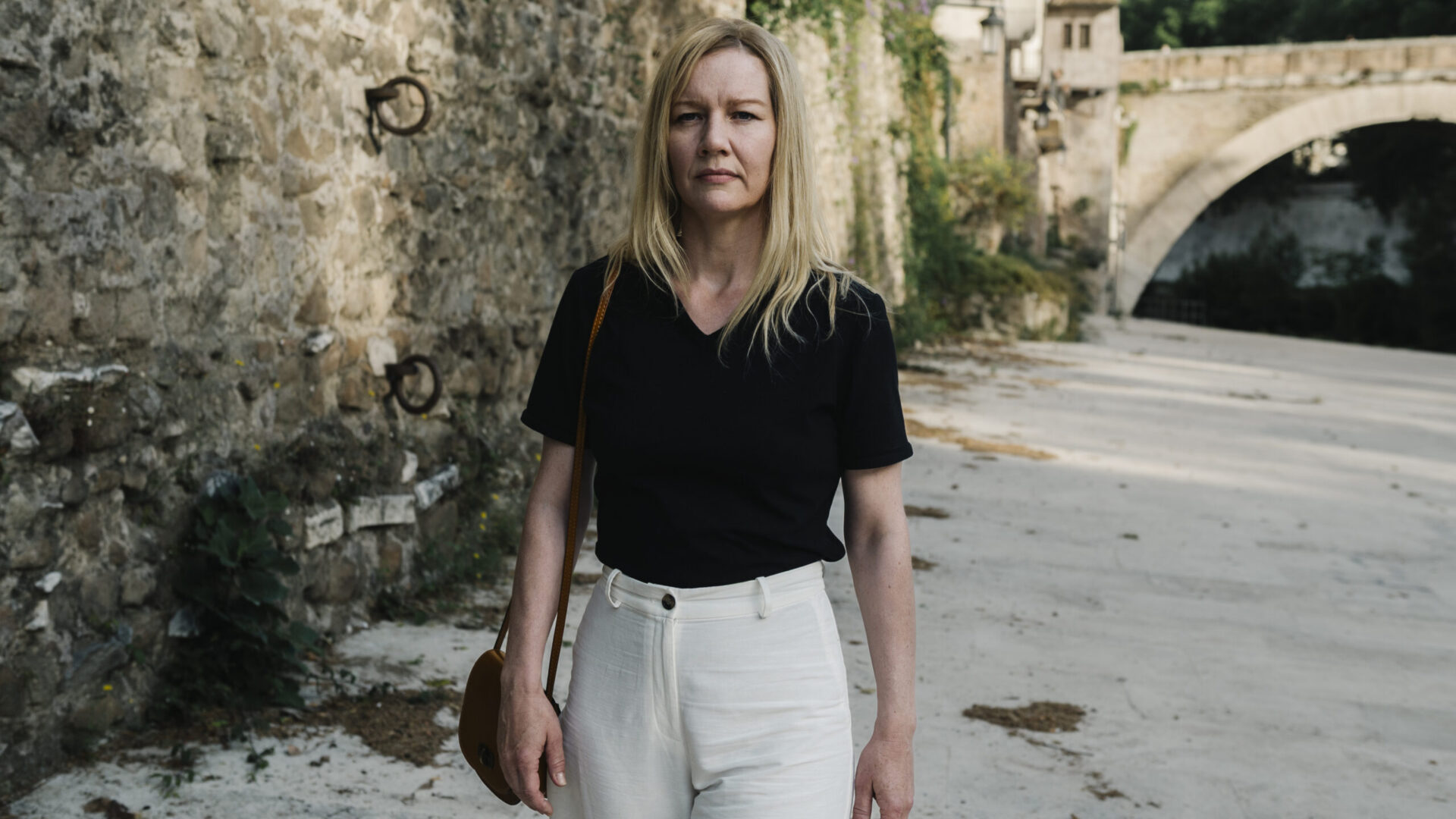 Ingeborg Bachmann (Sandra Hüller) am Ufer des Tiber in Rom.