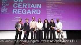 Sieben Personen stehen auf einer Bühne vor einer Leinwand mit der Aufschrift „UN CERTAIN REGARD“ beim Filmfestival von Cannes.