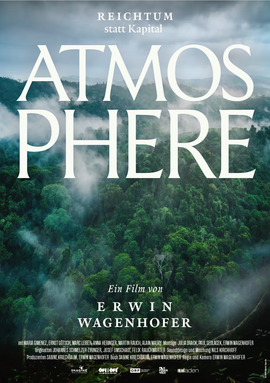 Filmplakat mit Regenwald von oben, dem Titel „ATMOSPHERE“ und dem Zusatz „Reichtum statt Kapital“