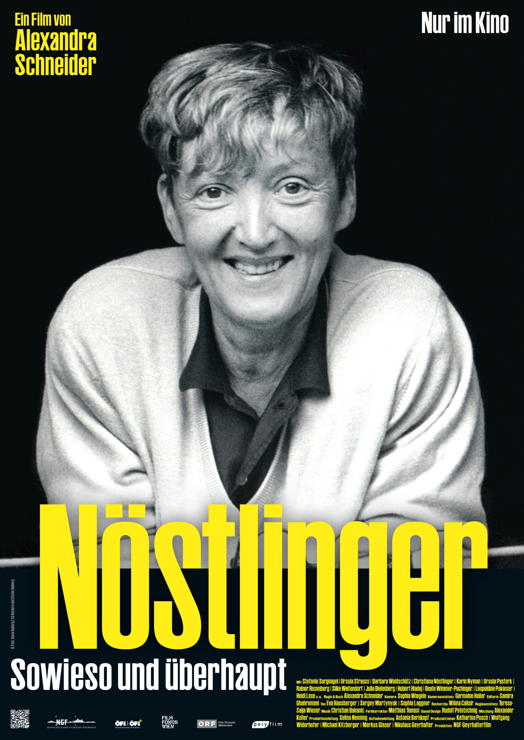 Schwarzweiß-Filmposter mit lächelnder Frau; Titel Nöstlinger, oben „Ein Film von Alexandra Schneider“, unten „Sowieso und überhaupt“