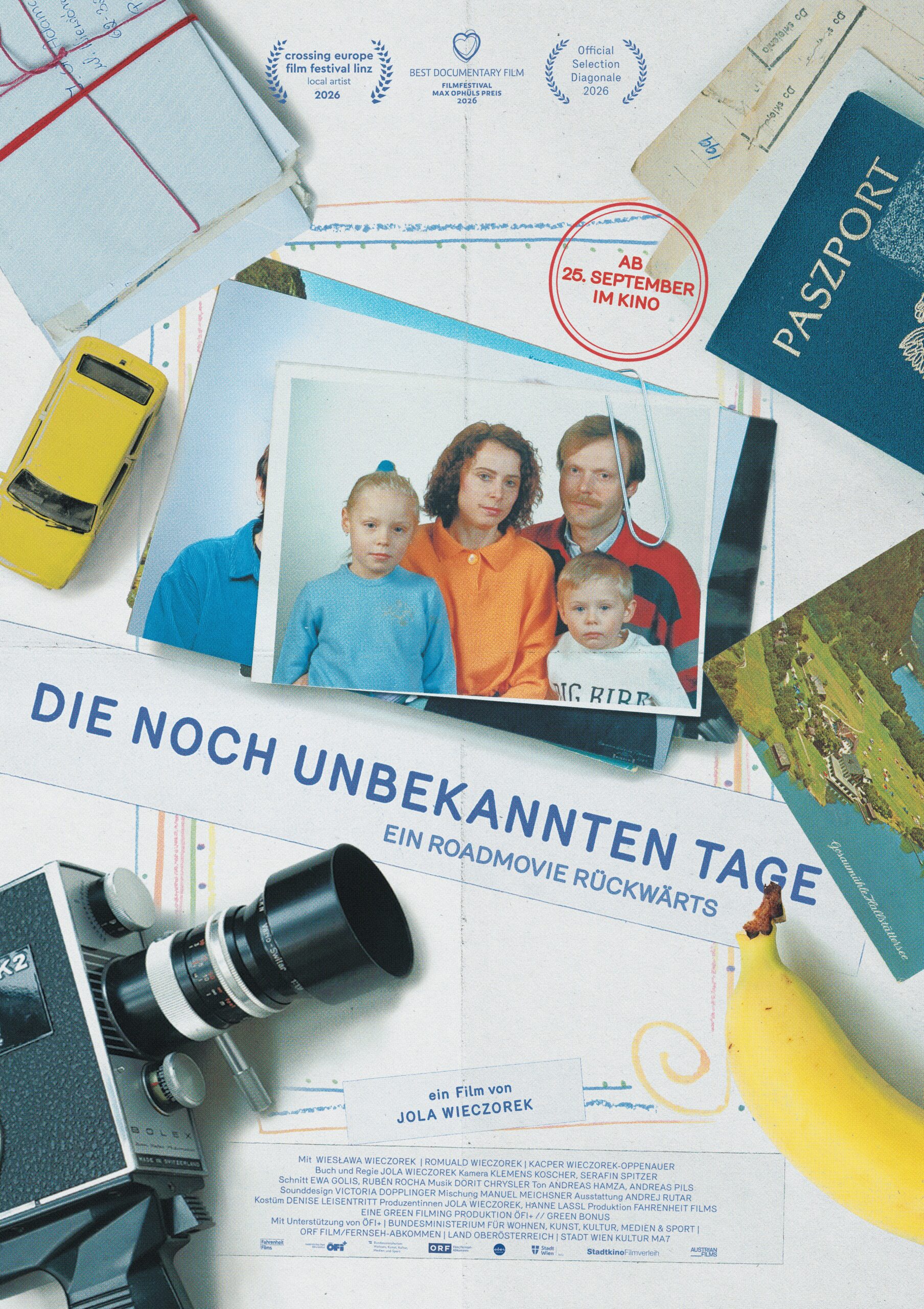 Filmplakat-Collage mit Familienfoto, Kamera, Reisepass und Titel „Die noch unbekannten Tage – Ein Roadmovie rückwärts“