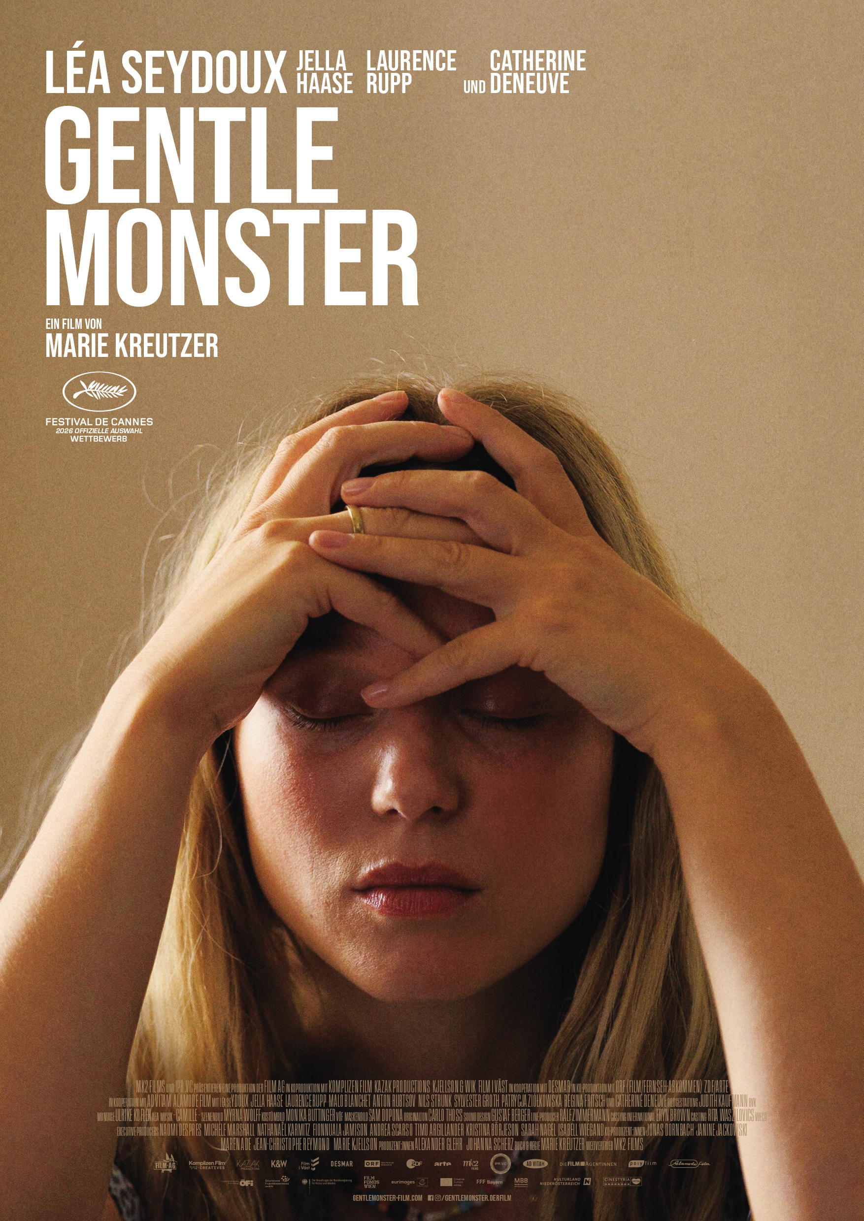 Filmposter von „Gentle Monster“ Nahaufnahme von Lucy (Léa Seydoux), die das Gesicht mit den Händen bedeckt