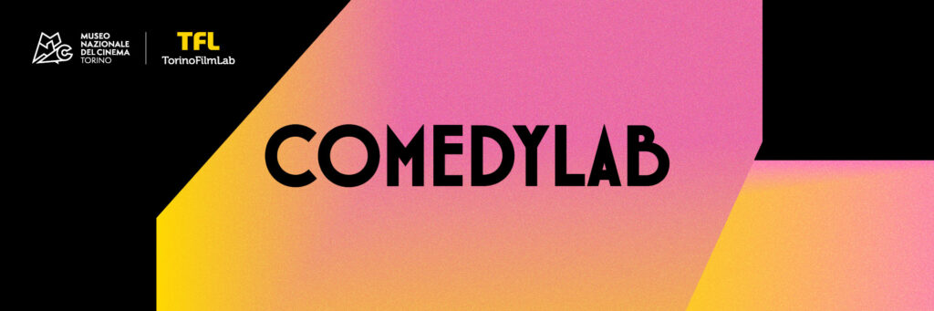 Grafik mit dem Schriftzug „COMEDYLAB“ sowie den Logos von Museo Nazionale del Cinema Torino und TorinoFilmLab